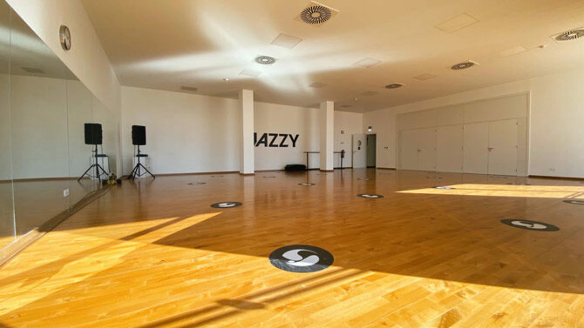 Sala de dança do estúdio Jazzy Parede